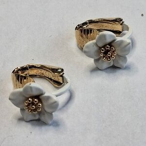 Vintage Crown Trifari White Flower Earrings Clip On Signed Retro Gold Tone